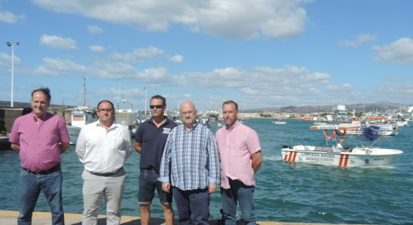 El teniente alcalde de Torre del Mar y concejal de Playas visita la flota de limpieza de aguas en las costas de la Axarquía