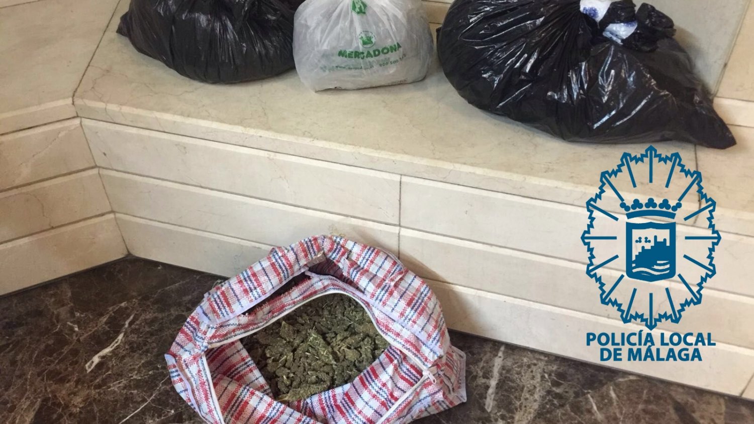 Detienen a un individuo tras sorprenderlo circulando por zona peatonal con el coche cargado de marihuana