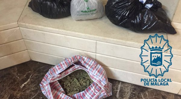 Detienen a un individuo tras sorprenderlo circulando por zona peatonal con el coche cargado de marihuana
