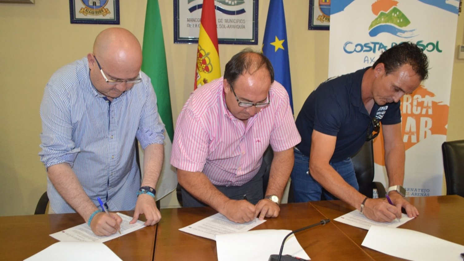 Firmado un nuevo contrato de limpieza de aguas para las costas del litoral de la Axarquía