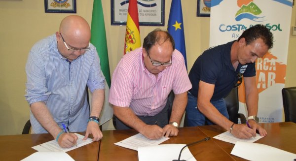 Firmado un nuevo contrato de limpieza de aguas para las costas del litoral de la Axarquía