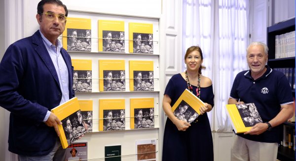 Miguel Orozco retrata al Picasso grabador y comprometido en el nuevo volumen de la colección 'Ensayos'