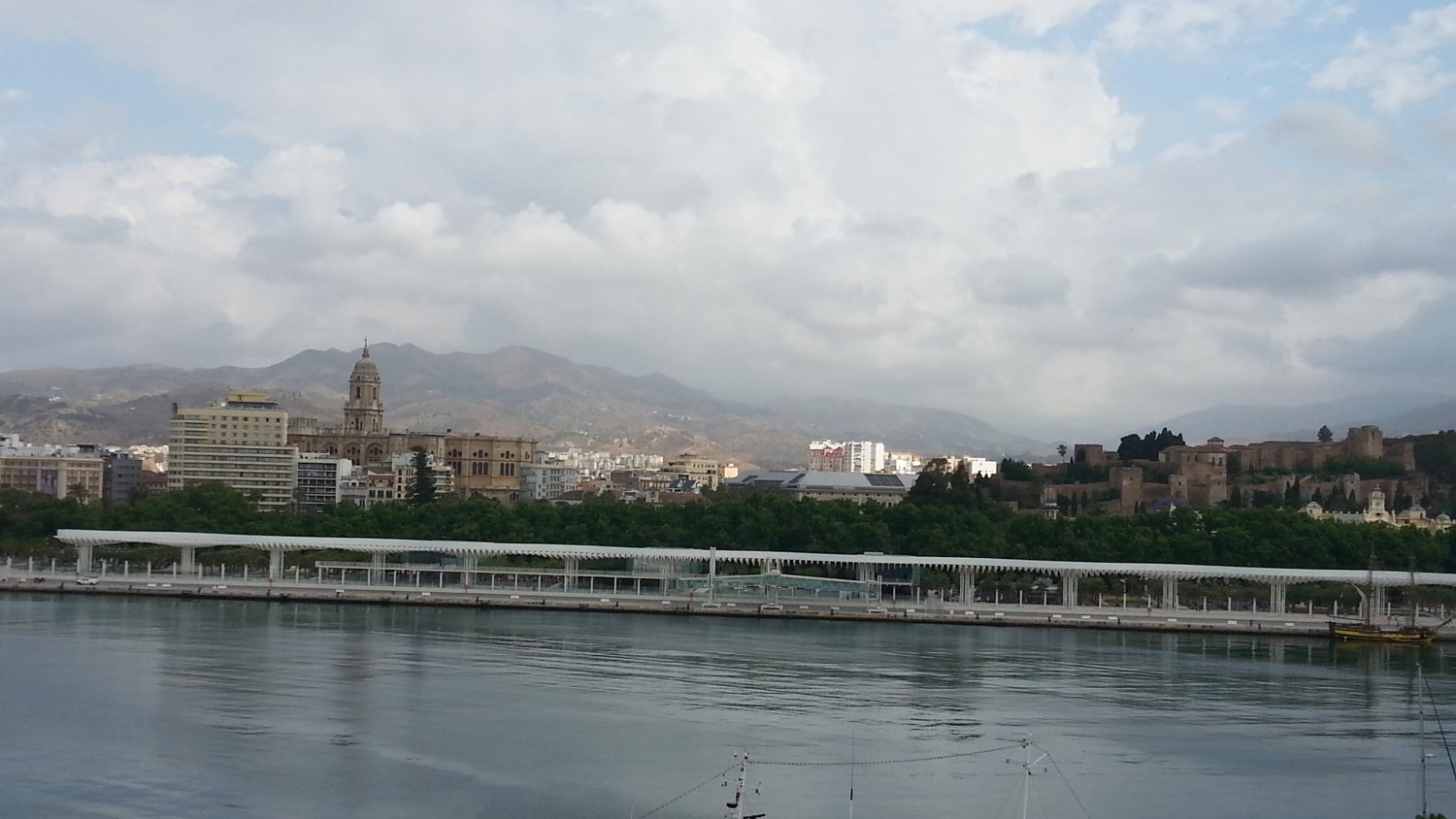 53 inmigrantes llegarán al puerto de Málaga en una embarcación