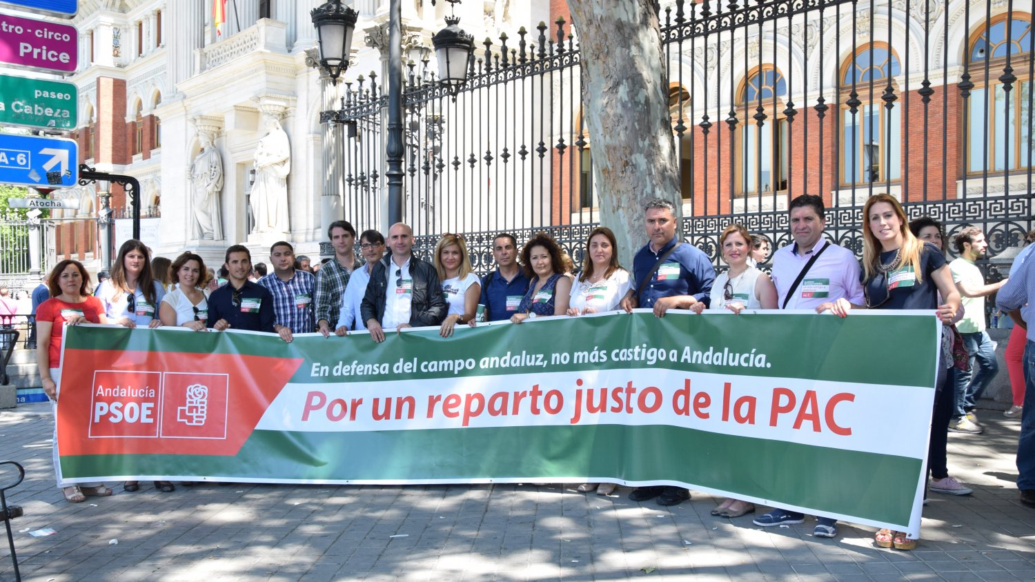 Alcaldes y concejales del PSOE de Málaga reclaman a Rajoy en Madrid una rectificación