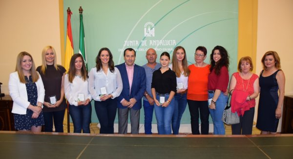 El delegado del Gobierno andaluz recibe al equipo de gimnasia rítmica juvenil ganador en el último Campeonato de Andalucía
