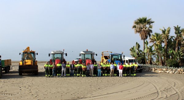 El Ayuntamiento de Estepona adquiere maquinaria de playa y refuerza la plantilla de parques