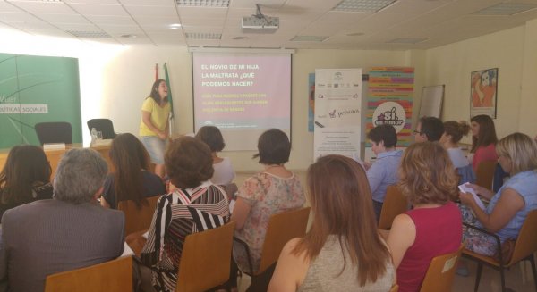 El IAM prepara a 50 profesionales a actuar ante la violencia de género en la adolescencia
