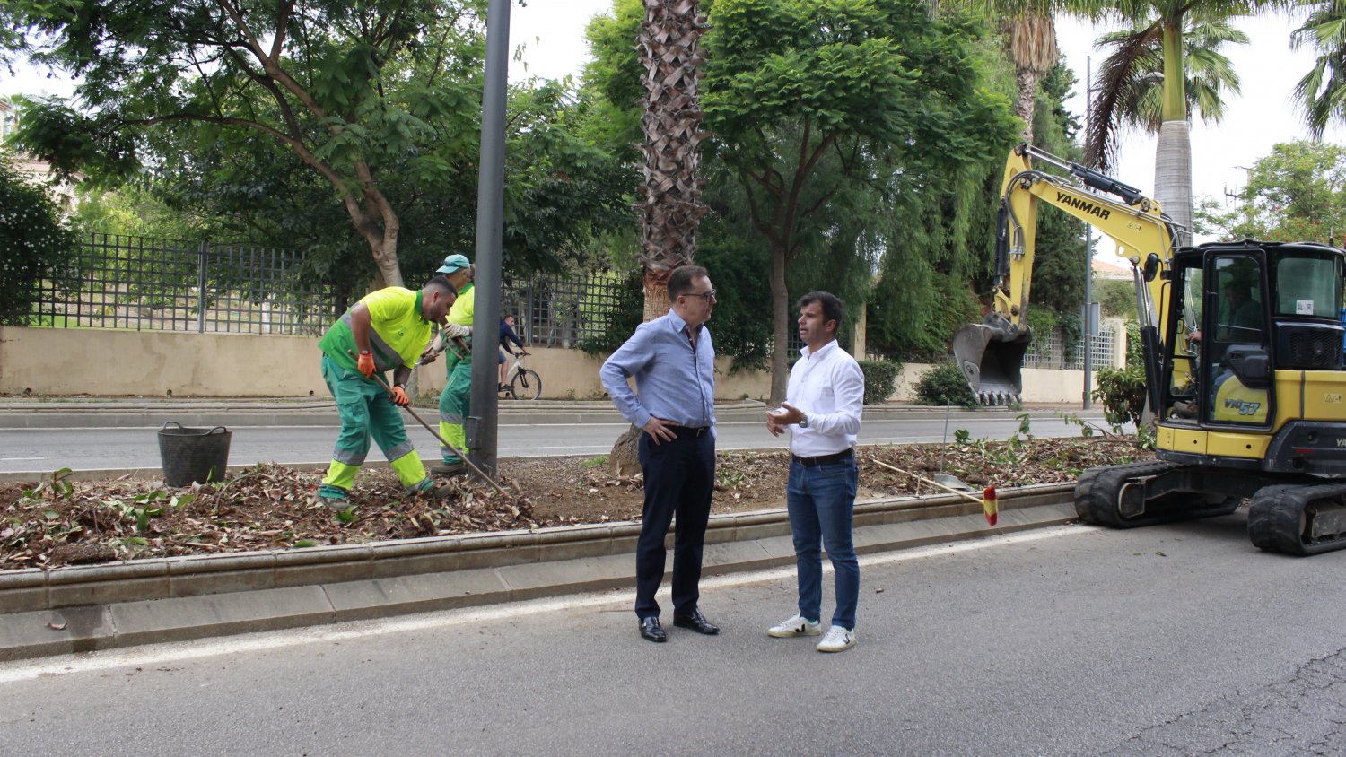 Marbella trabaja en la renovación del riego automático y el ajardinamiento de la avenida Príncipe Salman