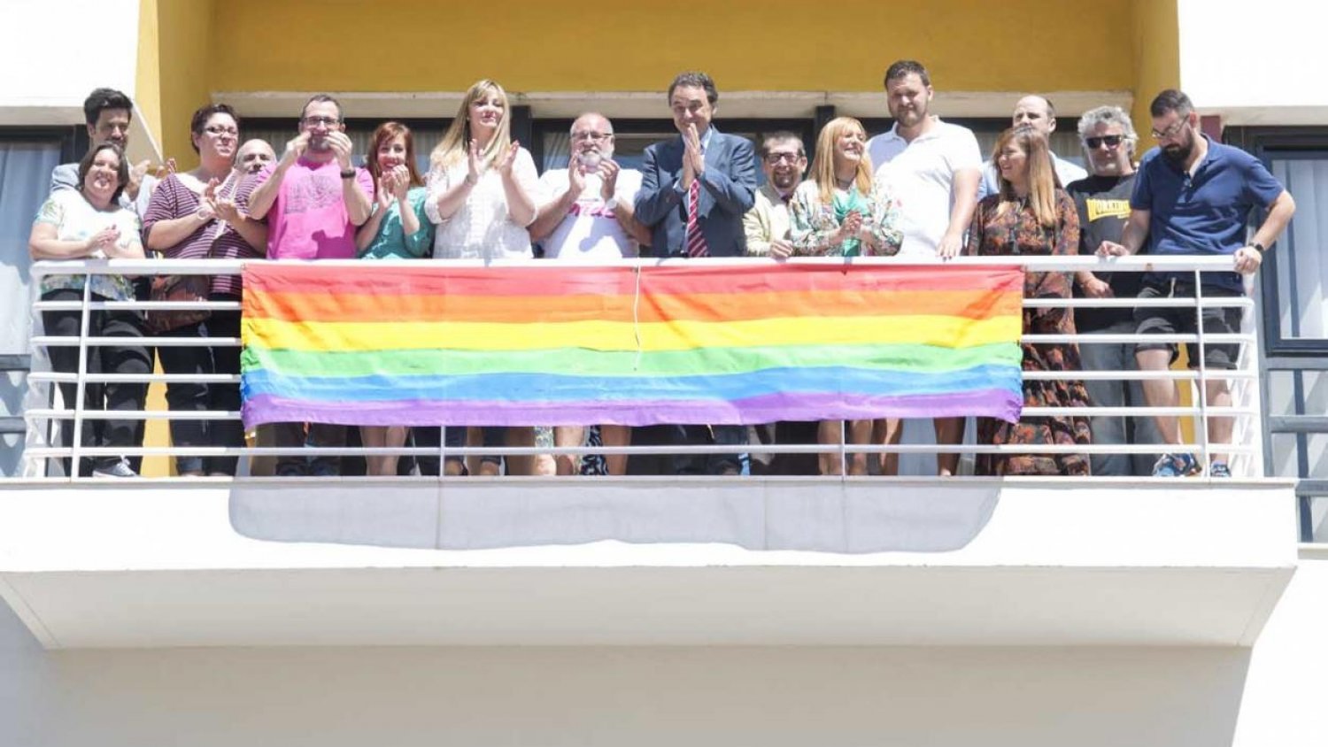 El Ayuntamiento de Torremolinos cuelga la bandera arcoíris que da inicio al primer Pride LGTBI de la península