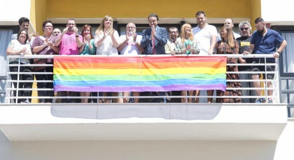 El Ayuntamiento de Torremolinos cuelga la bandera arcoíris que da inicio al primer Pride LGTBI de la península