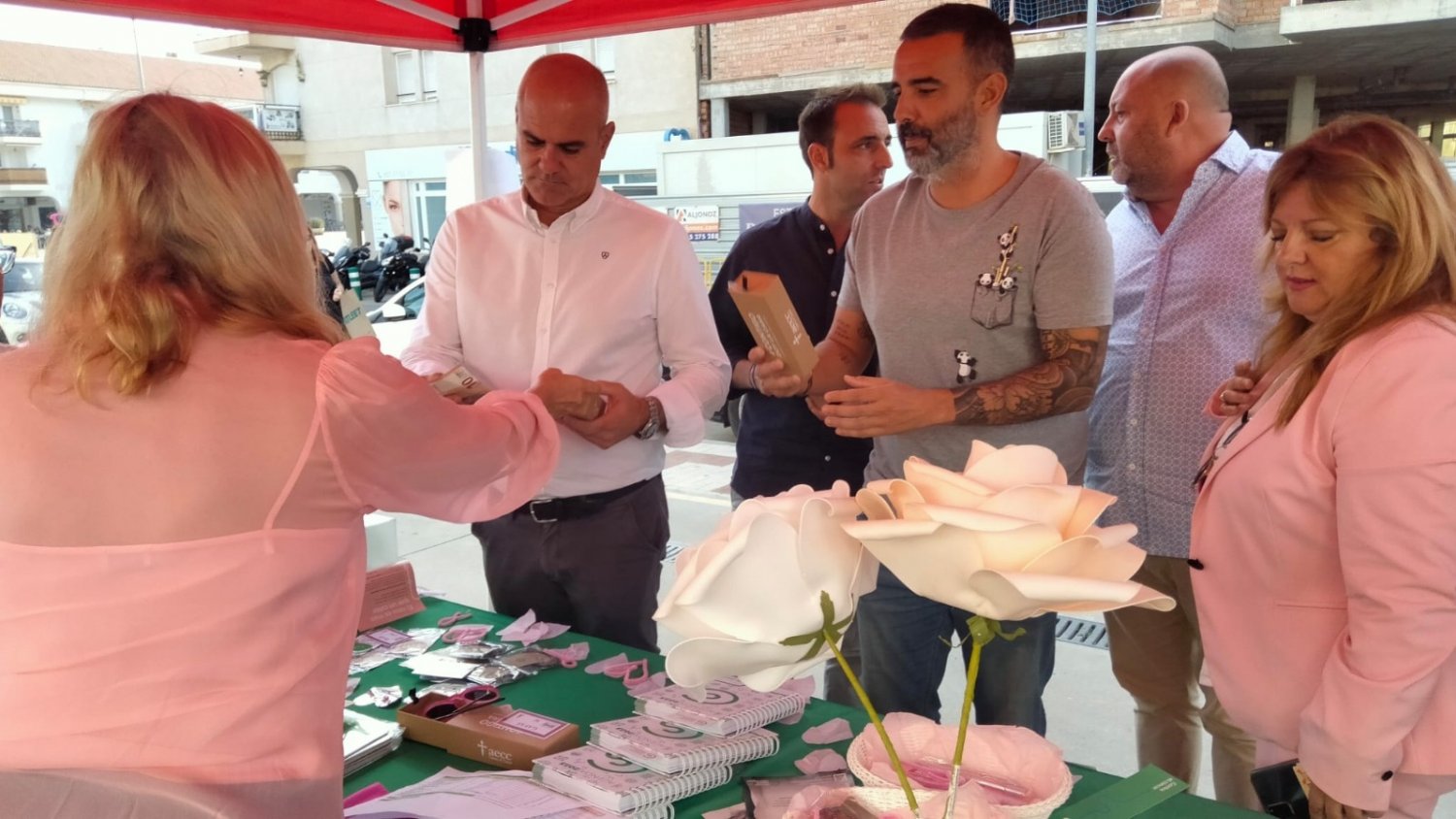 Torremolinos se une al Día Mundial Contra el Cáncer de Mama con mesas informativas