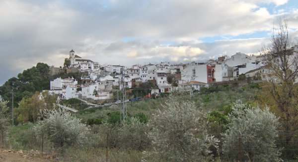 Fallece un hombre al caer su vehículo por un terraplen en Alozaina