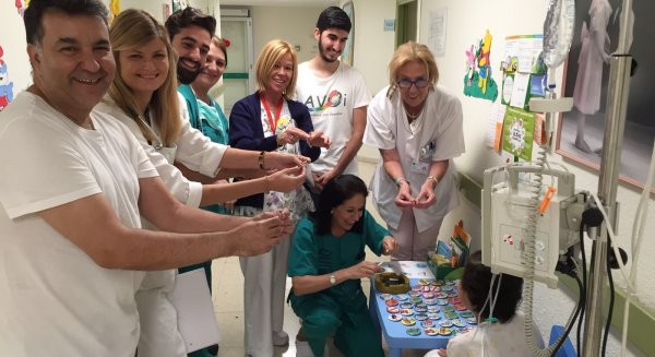 Profesionales sanitarios y los menores ingresados en los hospitales públicos de Málaga promueven el abandono del tabaquismo en el Día Mundial sin Tabaco