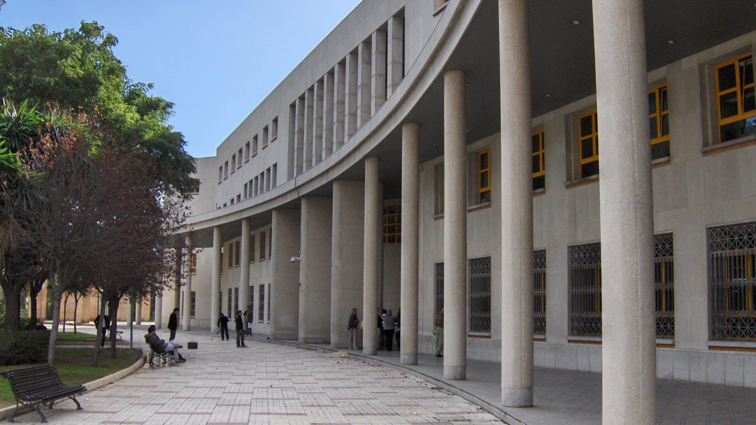 Dos heridos leves y un detenido en un tiroteo en plaza Biznaga