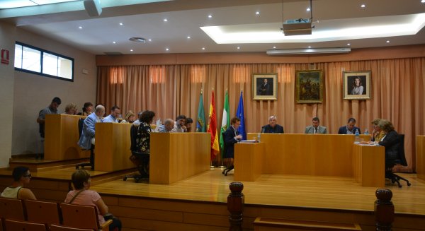 El Ayuntamiento de Vélez-Málaga aprueba instar al Ministerio de Agricultura a que se revisen las ayudas a la PAC y se rechace la reducción de fondos para Andalucía