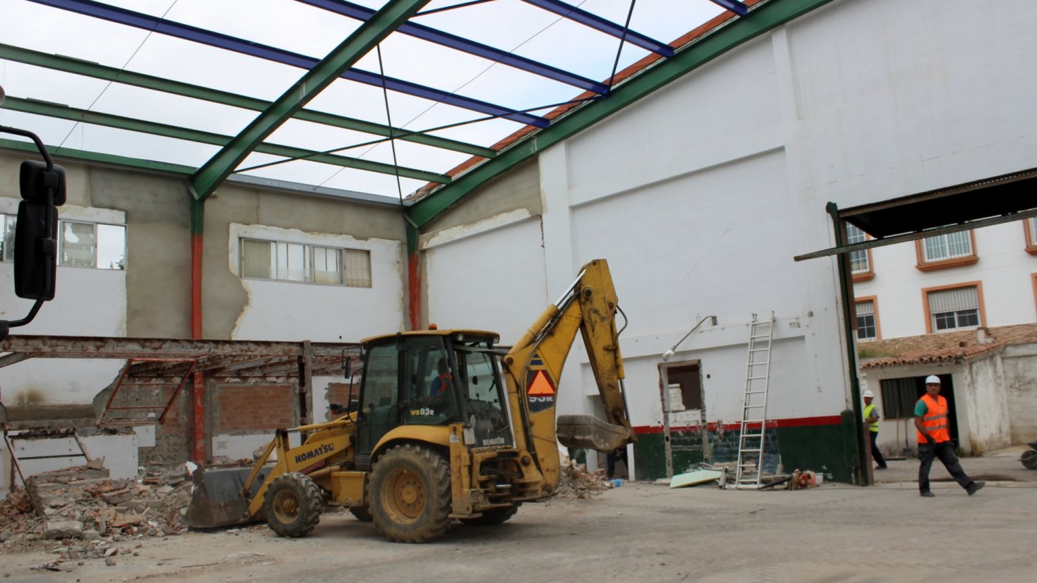 Comienzan las obras para convertir el antiguo Parque de Bomberos en un pabellón deportivo en Estepona