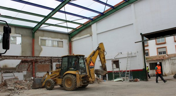 Comienzan las obras para convertir el antiguo Parque de Bomberos en un pabellón deportivo en Estepona