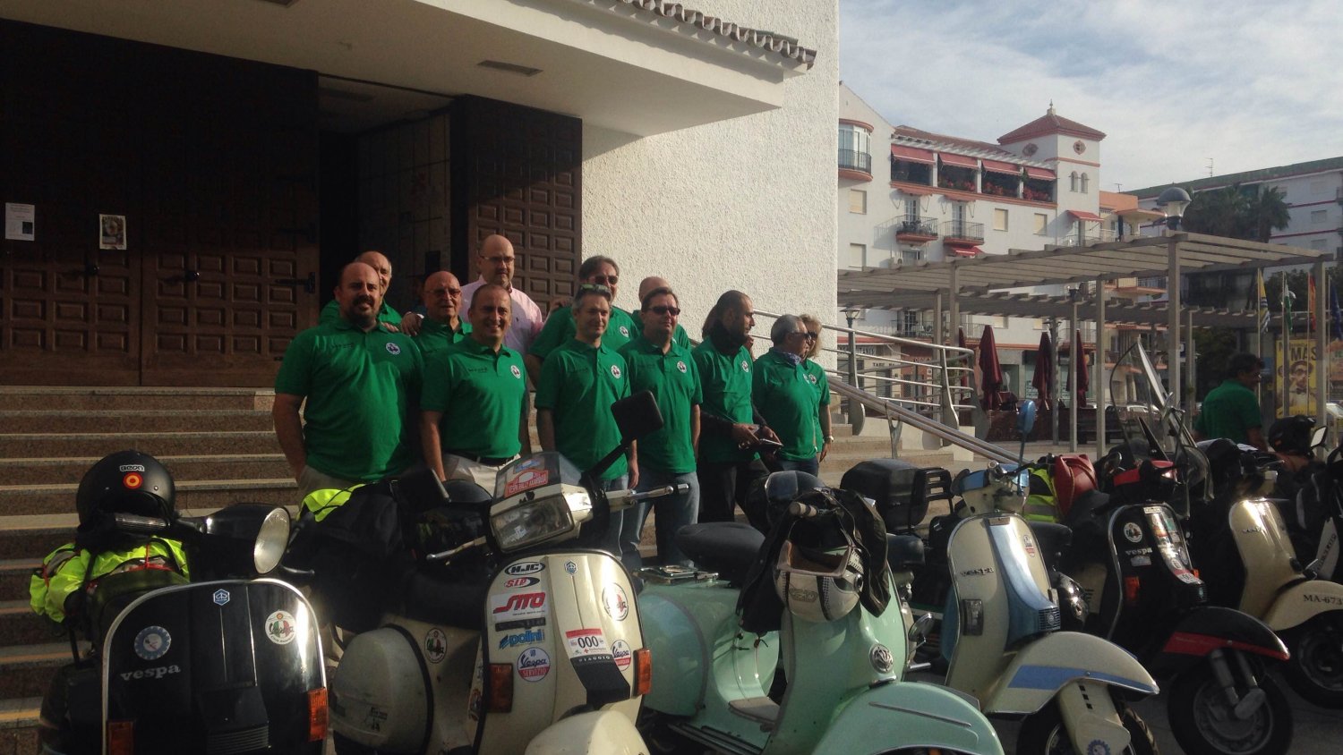 El teniente alcalde de Torre del Mar despide al Vespa Club Axarquía antes de su salida hacia la X Vespaniada 2016