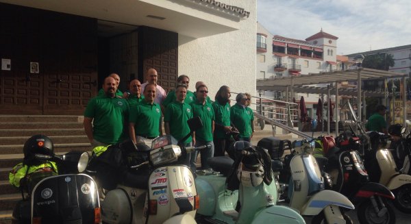 El teniente alcalde de Torre del Mar despide al Vespa Club Axarquía antes de su salida hacia la X Vespaniada 2016
