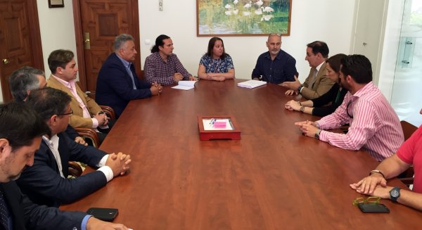 La zona azul gratuita y el nuevo PGOU, prioridades del tejido empresarial de Rincón de la Victoria