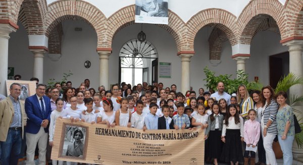 Cinco centros de la provincia denominados María Zambrano protagonizan el acto de hermanamiento en Vélez-Málaga