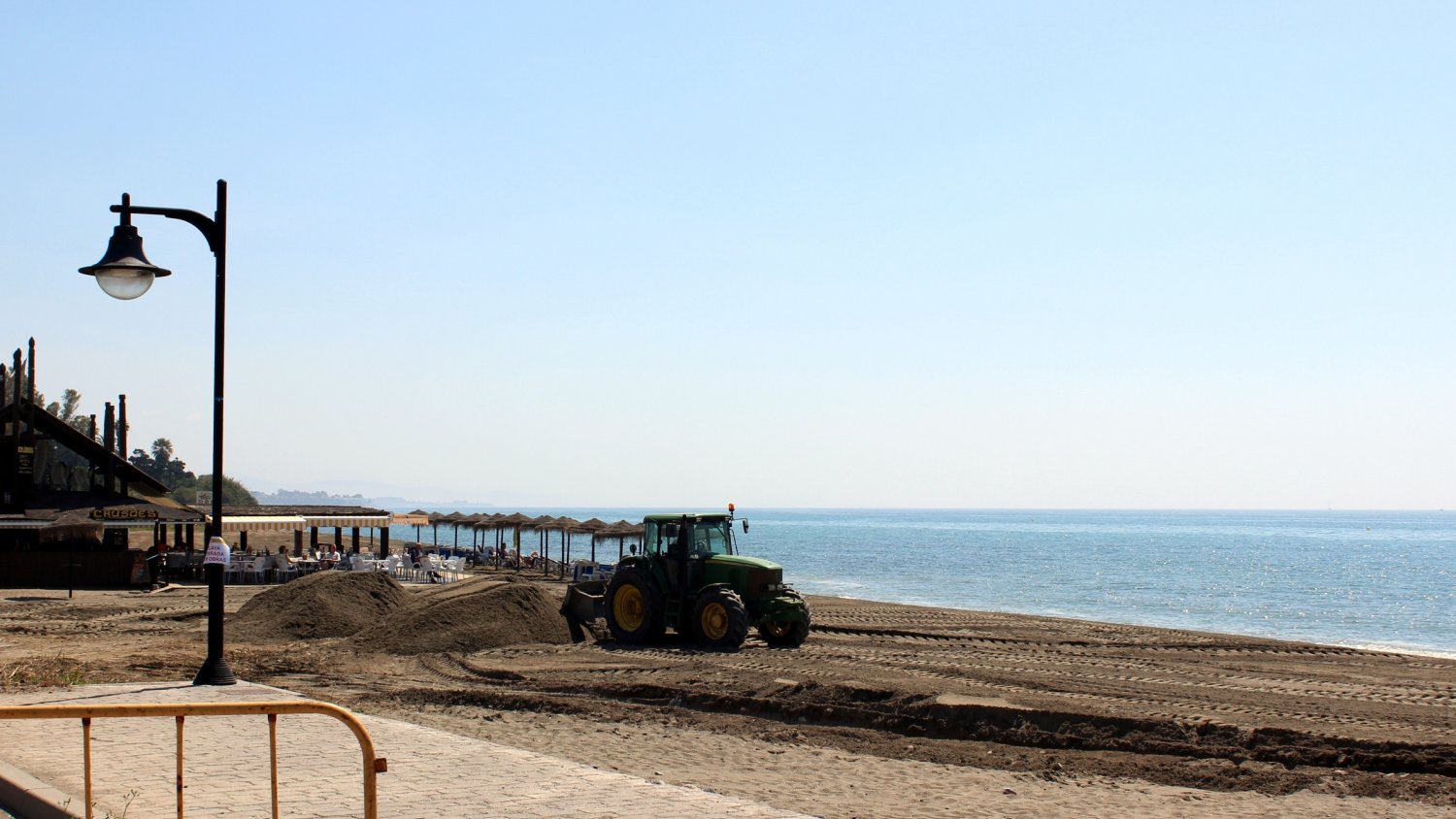 El Ayuntamiento de Estepona costea nuevos aportes de arena para reforzar las playas más turísticas