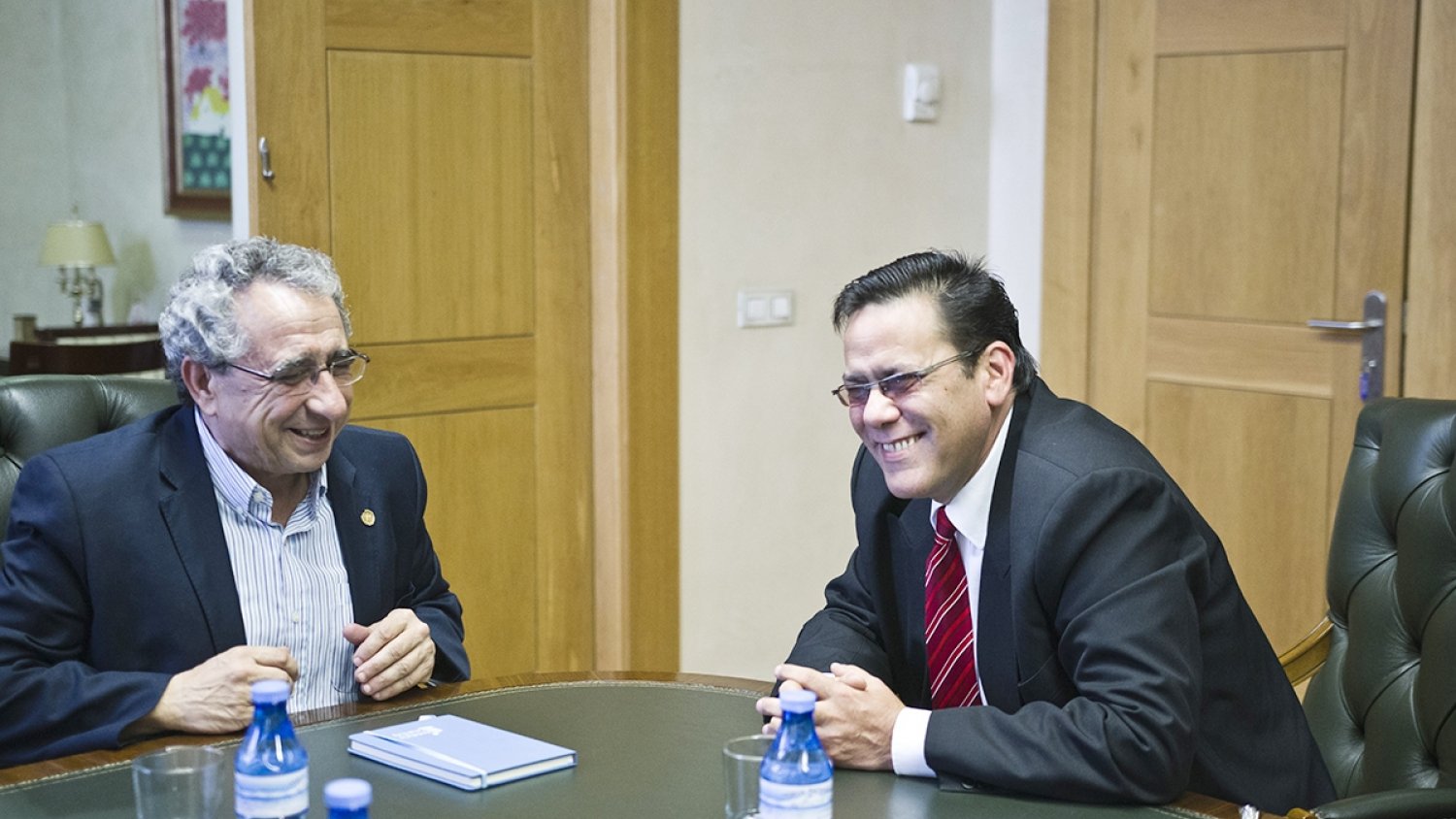 El rector se reúne con el cónsul de Cuba para relanzar las relaciones con las universidades cubanas