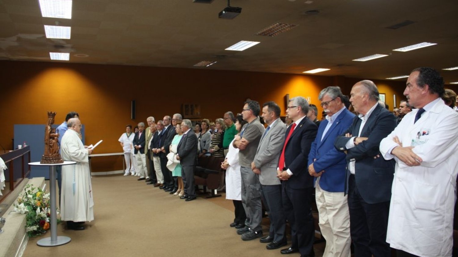 El Hospital Virgen de la Victoria estrena imagen religiosa a través de una donación por parte de profesionales del centro y representantes de cofradías