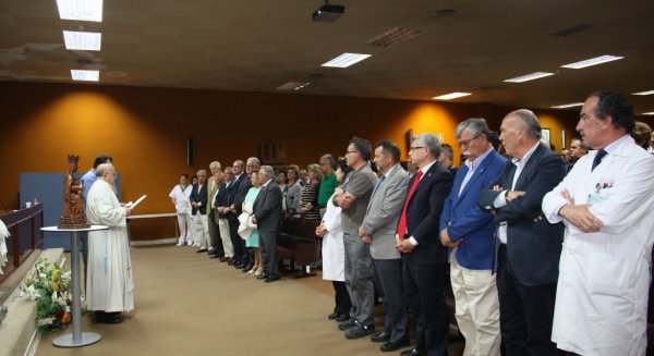 El Hospital Virgen de la Victoria estrena imagen religiosa a través de una donación por parte de profesionales del centro y representantes de cofradías