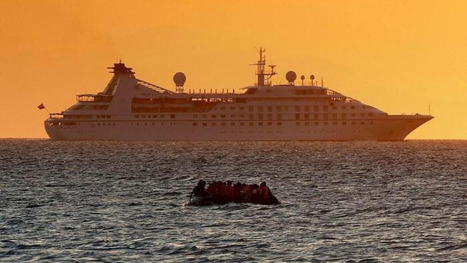 Una patera llegará al puerto de Málaga con 52 inmigrantes