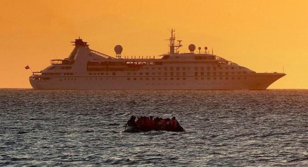 Una patera llegará al puerto de Málaga con 52 inmigrantes