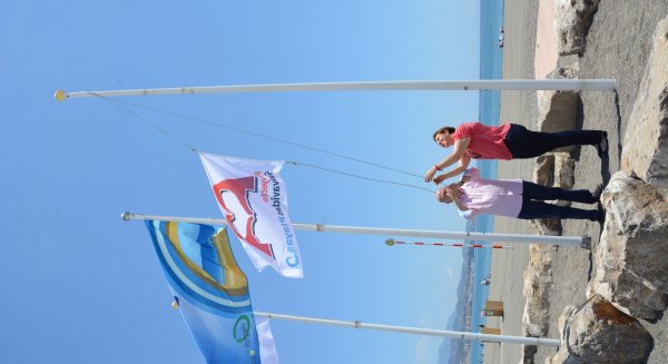 La playa de Torre del Mar ondea la bandera que la acredita este año como uno de los primeros espacios cardiosaludables en España