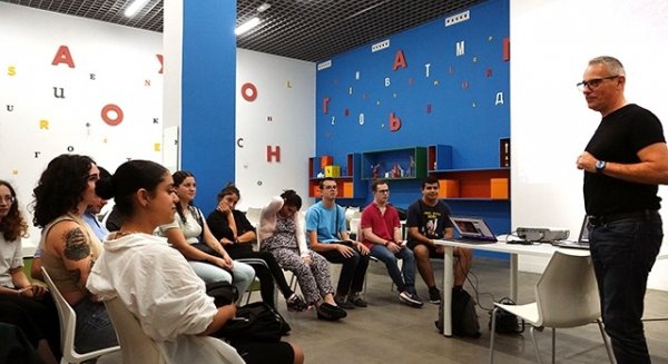 UMA.- Cesare Viel imparte el taller ‘Cuerpos extraños’, dirigido a estudiantes con discapacidad intelectual