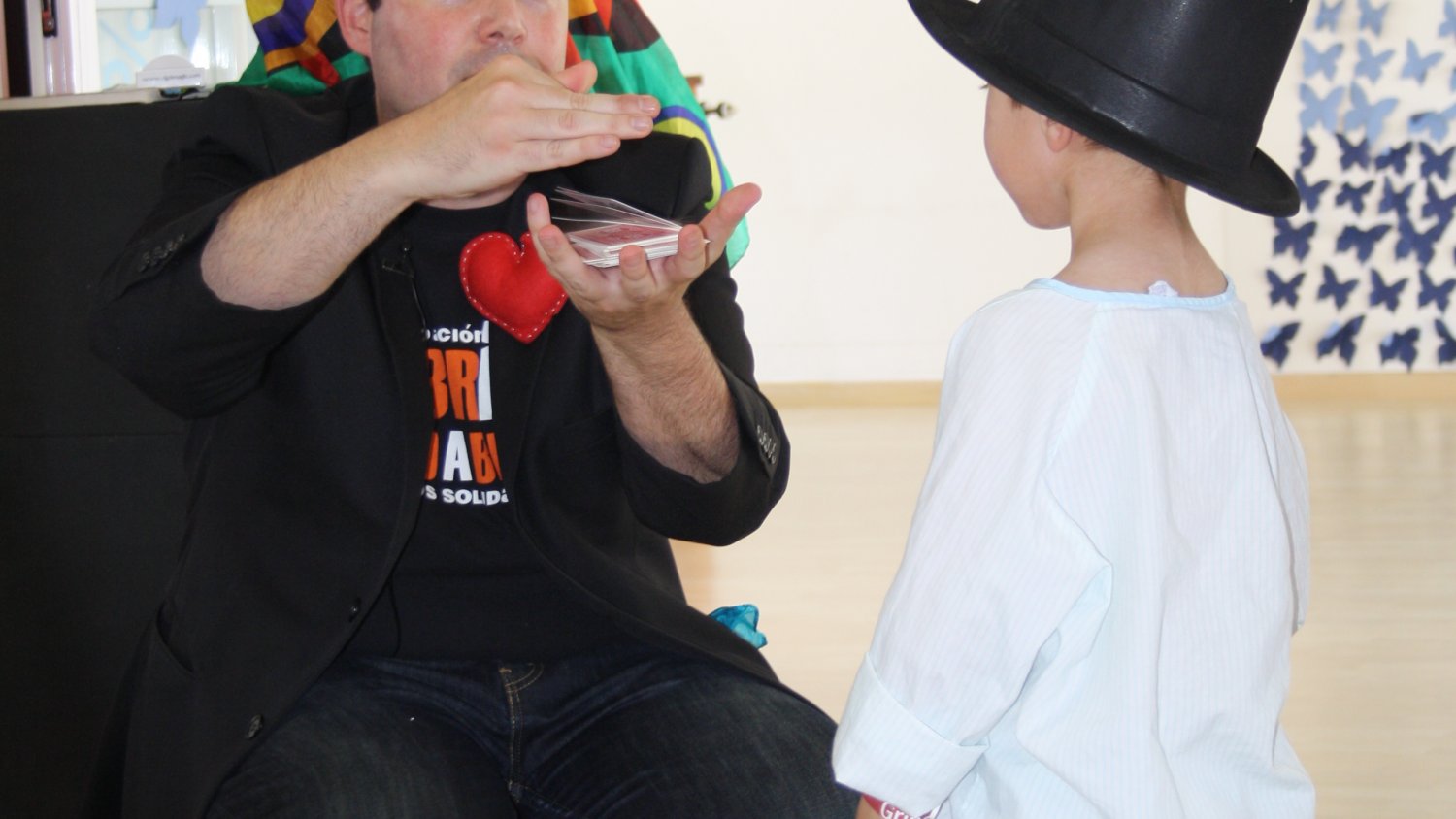 Las niñas y niños ingresados en el Hospital Materno Infantil de Málaga aprenden magia con el Mago Luigi