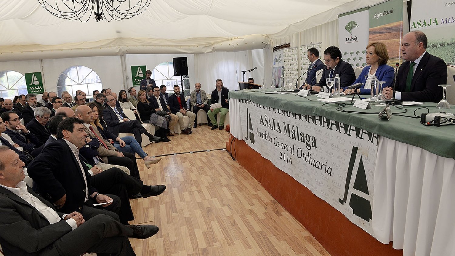 El alcalde asiste a la clausura de la asamblea general que ASAJA Málaga desarrolla en Antequera destacando la importancia que el campo sigue representando para el empleo