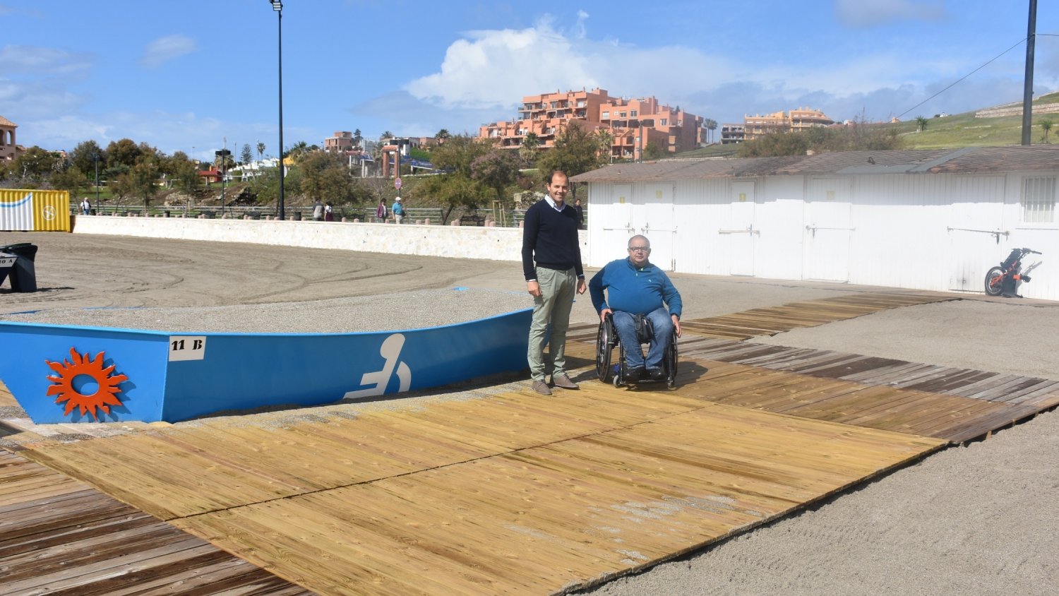 El Ayuntamiento de Estepona amplía las barcas de moraga de la playa del Castillo con una instalación adaptada a personas con movilidad reducida