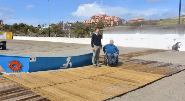 El Ayuntamiento de Estepona amplía las barcas de moraga de la playa del Castillo con una instalación adaptada a personas con movilidad reducida