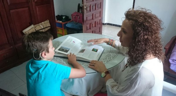 Un estudio analiza factores que condicionan el aprendizaje de personas sordas con implante coclear