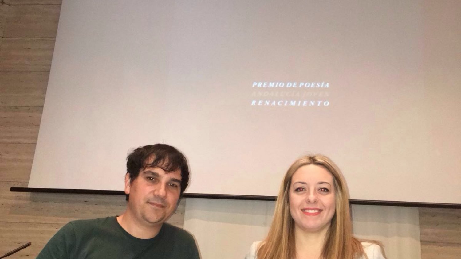 La coordinadora del IAJ presenta la obra ganadora del Certamen Andaluz de Poesía Desencaja 2015 en la Feria del Libro de Málaga