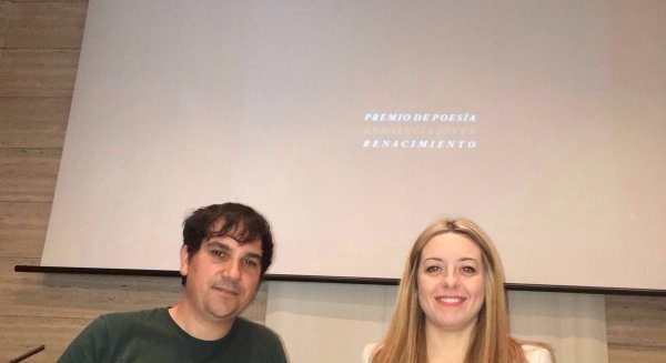 La coordinadora del IAJ presenta la obra ganadora del Certamen Andaluz de Poesía Desencaja 2015 en la Feria del Libro de Málaga
