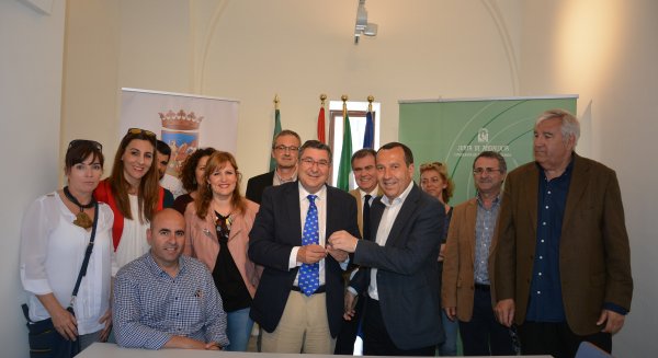 La Junta de Andalucía entrega al Ayuntamiento las llaves del antiguo edificio del Pósito de Vélez-Málaga