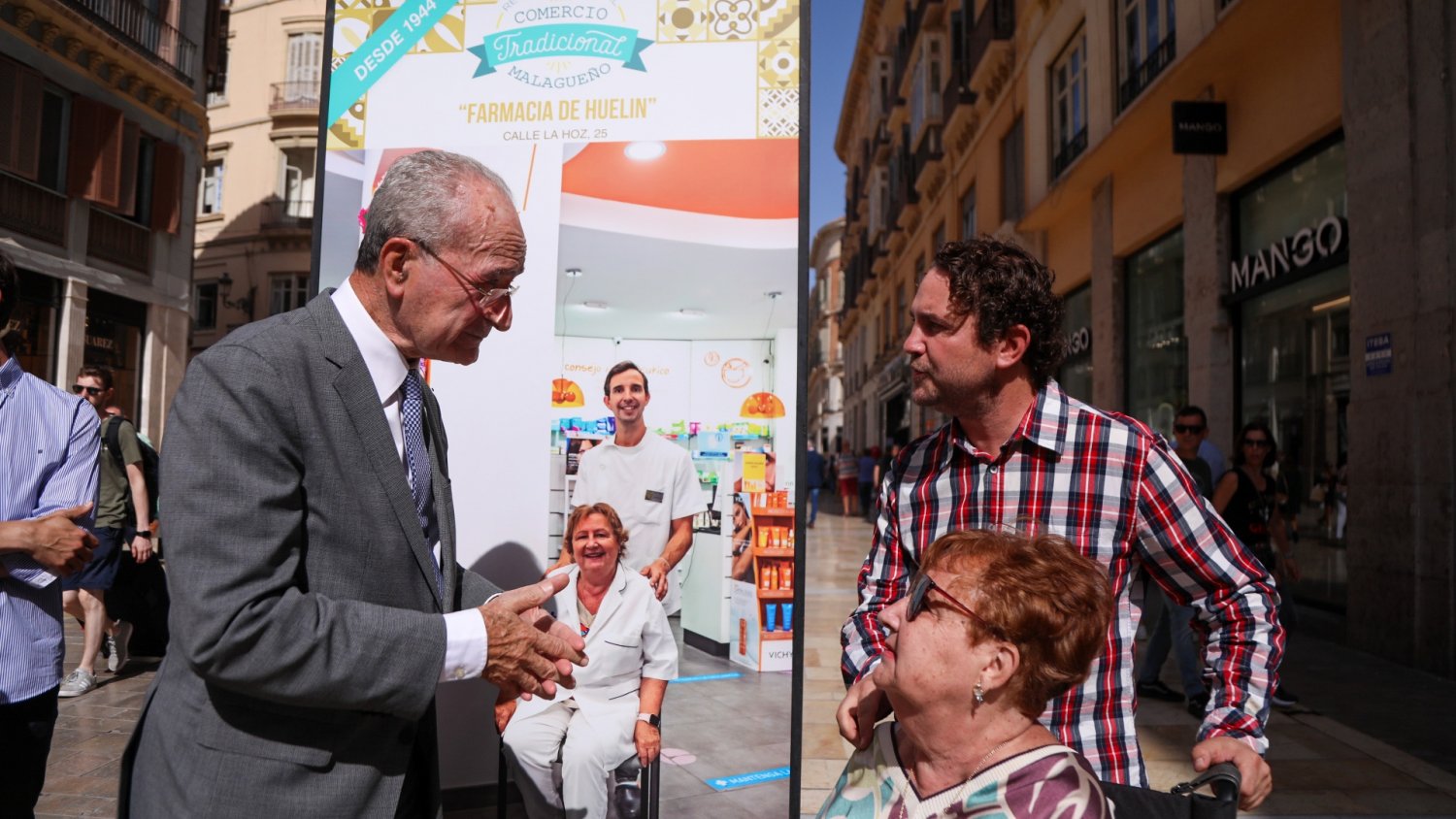 Calle Larios acoge una exposición que homenajea a comercios malagueños con más de 40 años de historia
