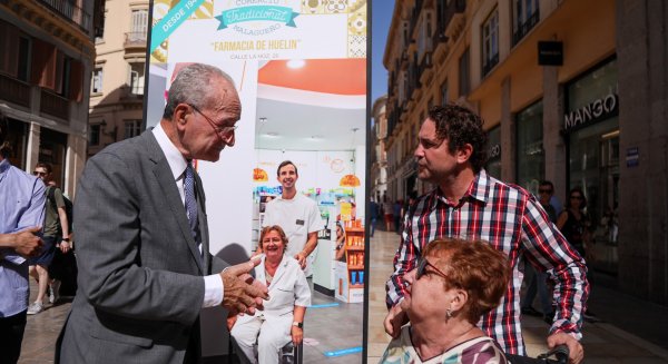 Calle Larios acoge una exposición que homenajea a comercios malagueños con más de 40 años de historia