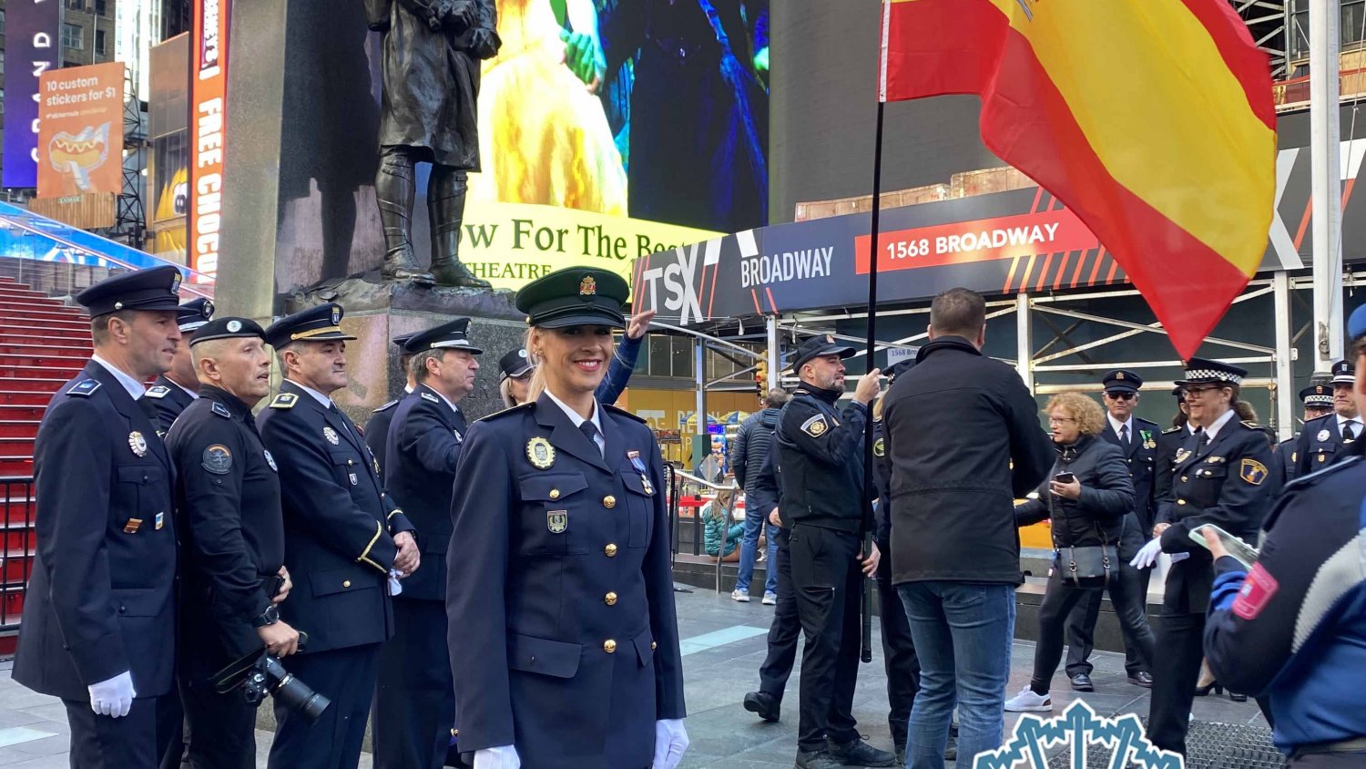 Una agente de la Policía Local abandera el desfile del Columbus Day en Nueva York