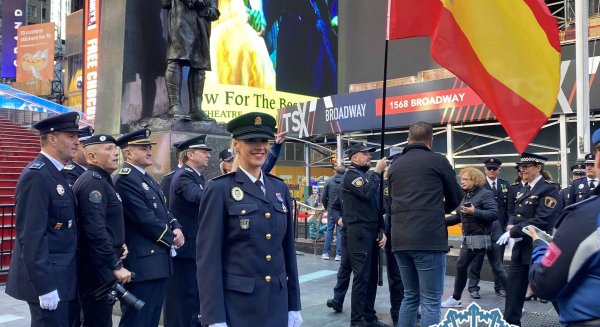 Una agente de la Policía Local abandera el desfile del Columbus Day en Nueva York