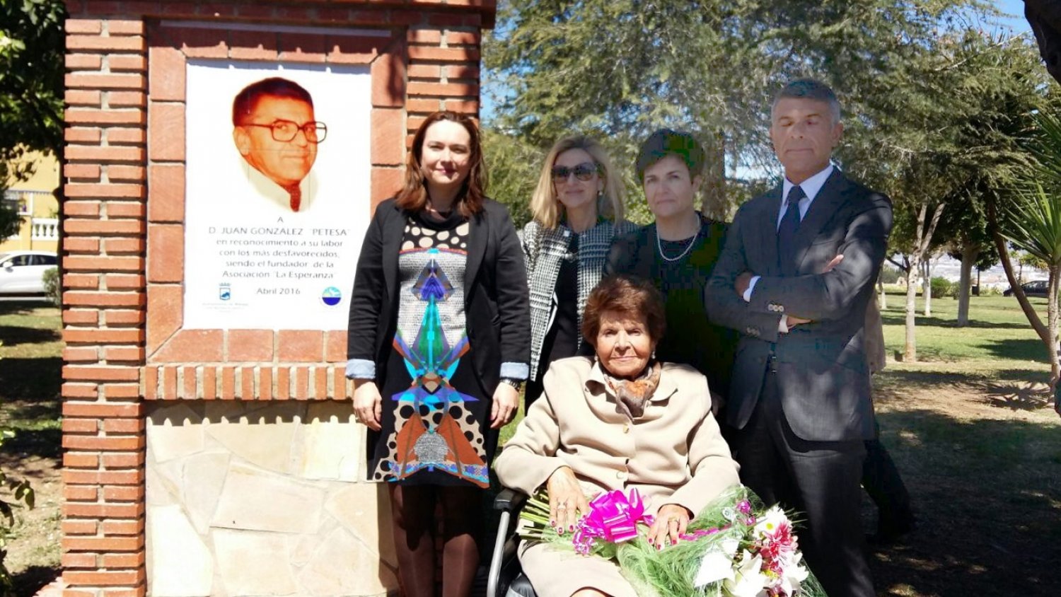 Málaga rinde homenaje a la labor de Juan González León con un mosaico en Churriana