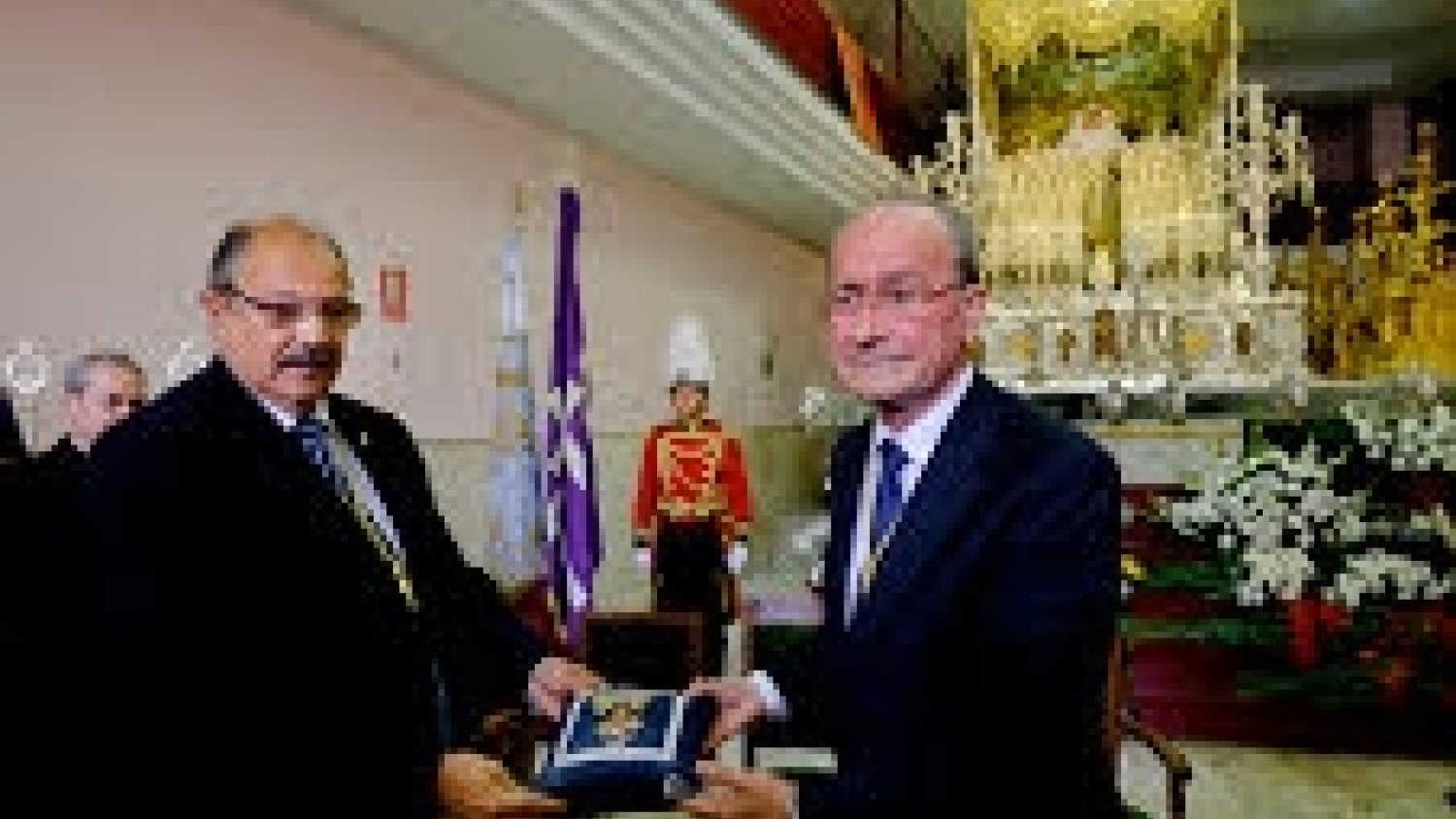 El Ayuntamiento de Málaga impone la Medalla de la Ciudad a la Cofradía del Rocío