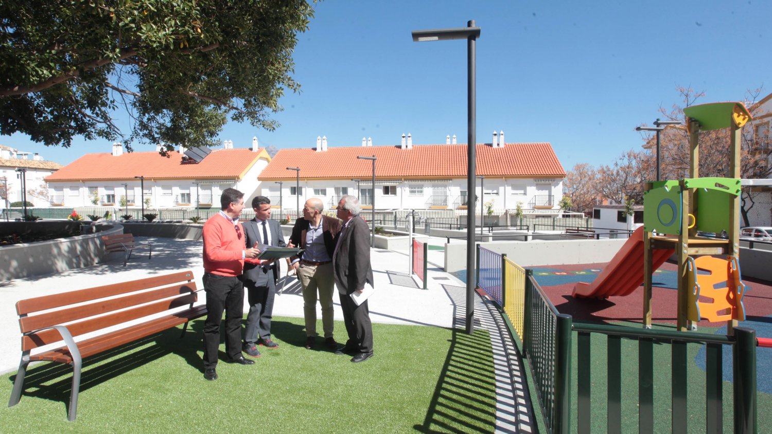 San Pedro Alcántara dispone de un nuevo espacio público con área infantil, zonas libres y máquinas biosaludables