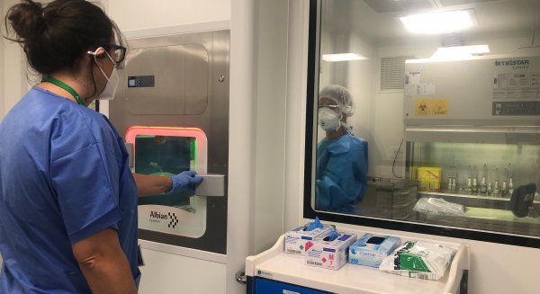 El Hospital Materno Infantil pone en marcha una sala blanca para la preparación de medicamentos oncológicos