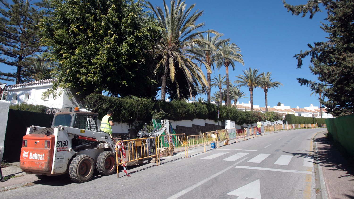 El Ayuntamiento mejora el acerado de la calle Las Azaleas de Nueva Andalucía